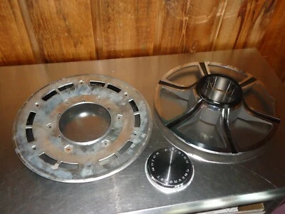 Piezas de tapacubos GM Mag 1969 Chevy Chevrolet Camaro Nova Chevelle dañadas Foto 1 de 4