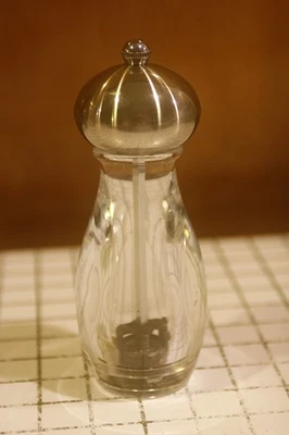 Molino de pimienta de acero al carbono y acrílico Olde Thompson pimienta cajón y barril Foto 1 de 4