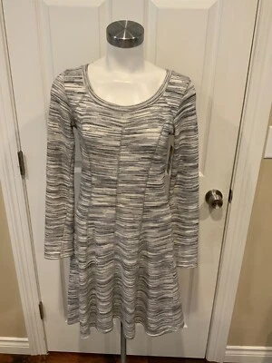 Saturday, Sunday Anthropologie 灰色和白色条纹滑冰服,尺寸 XS — 第 1/4 张图片