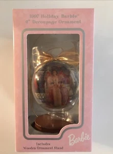 Barbie de vacaciones 1997 4" adorno decoupage con adorno de madera soporte todavía en caja - Imagen 1 de 4
