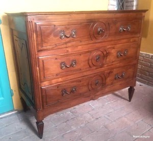 Feine und szenografische Kommode Louis XVI Parmesan in Nussbaum - Bild 1 von 10