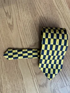 Charleston Tie Rack 100% Silk Men’s Tie Gold/Navy Made In Italy 3.5”X 60” NWOT - Picture 1 of 5