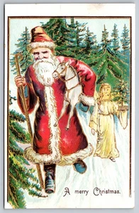 Papá Noel en abrigo rojo con caballo de juguete y ángel con árbol, postal de Navidad - Imagen 1 de 2