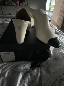 CHANEL  Ivory and Black lambskin mule  Cap Toe Size EU 40 - Picture 1 of 5