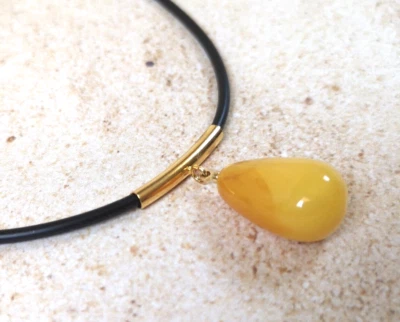 Gargantilla colgante ámbar báltico: gota de miel brillante en cordón de goma, chapada en oro Foto 1 de 4