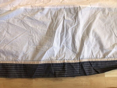 Falda de cama Pottery Barn niños pequeños jóvenes azul a rayas bordadas puntada forrada Foto 1 de 4