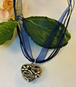 HERZ BLUMEN DIRNDLKETTE ORGANZA BAND SILBER SCHMUCK KETTE DUNKELBLAU BLAU - Picture 1 of 17