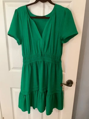 Vestido Be By CHETTA B Manga Corta Ajuste Acampanado con Bolsillos Talla L Verde Caliente nuevo sin etiquetas Foto 1 de 4