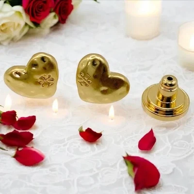Pendientes martillados con corazón de oro Tory Burch. Minorista $98 Foto 1 de 3
