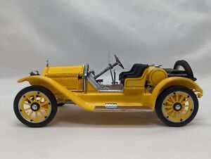 Franklin Mint 1915 Stutz Bearcat Roadster 1/24 Scale Diecast Model in Yellow