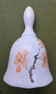 Estatuilla campana de mesa blanca porcelana flores pintadas a mano de colección 3 1/8" - Imagen 1 de 6