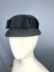 Sombrero de lana gris oscuro vintage de los años 50 con cinta de cuentas y piedra facetada, Alfreda Inc. - Imagen 1 de 13