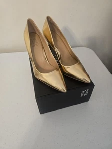 NUEVO Zapatos de salón Naturalizer Anna para mujer punta tacón alto cuero dorado cálido 7 M - Imagen 1 de 5