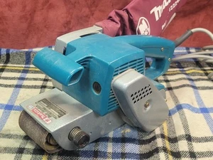 Levigatrice a nastro con filo Makita 9900B con sacchetto raccolta polvere - Foto 1 di 5