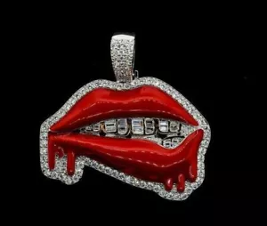 Ciondolo bocca smaltato rosso da uomo zirconi 3 ct argento placcato oro bianco - Foto 1 di 6