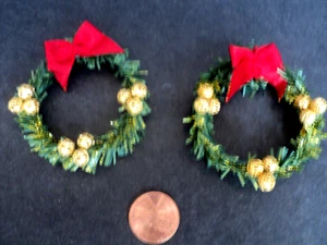 PUPPENHAUS WEIHNACHTSKRÄNZE / 2/ GOLD MIT ROTER SCHLEIFE - Bild 1 von 4
