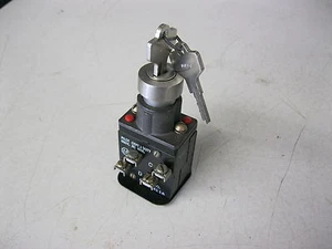 ALLEN BRADLEY 800-EK11A Pulsador Llave Cerradura Cilindro 1 NO & 1 NC Contactos NUEVO - Imagen 1 de 3