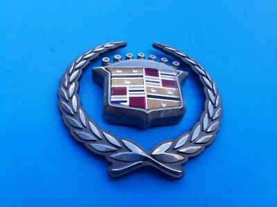 95-02 CADILLAC ELDORADO 97-01 DEVILLE ПЕРЕДНЯЯ РЕШЕТКА ЭМБЛЕМА ЛОГОТИП ЗНАЧОК OEM (2000) - Изображение 1 из 4