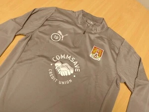 NORTHAMPTON TOWN FC | 19 | TYLER ROBERTS | TOP DE ENTRENAMIENTO CON CREMALLERA 1/4 2024-2025 | Talla L - Imagen 1 de 5