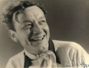 Roland TOUTAIN - 1943 - original - AUTOGRAPHE- Studio Walter Cannes - Foto 1 di 3