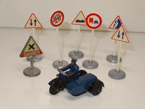 Dinky 42B POLICE PATROL & SIDECAR WITH FRENCH DINKY ROAD SIGNS (391) - Imagen 1 de 9