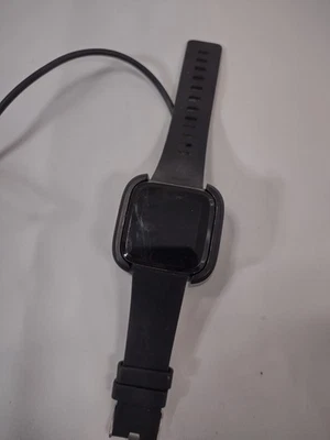 Smartwatch Fitbit Versa 2 fitness GPS, HRM, rastreador de sono, preto testado funciona - Imagem 1 de 3