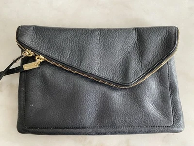 Bolso sin asas magnético de cuero negro Henri Bendel con cremalleras doradas Foto 1 de 4