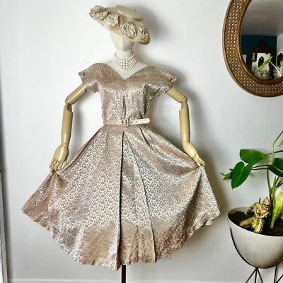 Vestido CHAMPAGNE Satinado Brocado Años 50’s Vintage Jardín Fiesta Boda Cóctel S Foto 1 de 4