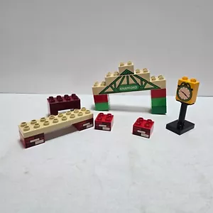 LEGO Duplo 5552 James Knapford Station Thomas & Friends Parts - Sign Clock Bench - Picture 1 of 3