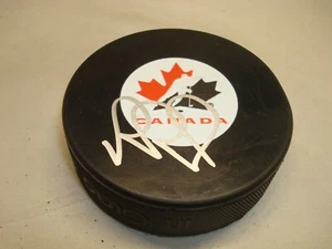 Disco de hockey autografiado 1C por el equipo canadiense firmado por Rob Blake - Imagen 1 de 2