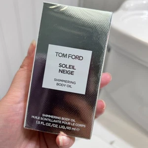 New Sealed TOM FORD Soleil Neige Perfumed Shimmering Body Oil~1.5 oz/45ml - Picture 1 of 4
