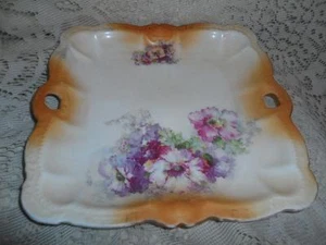 Antikes handbemaltes bayrisches Porzellan Serviertablett mit Schlitzgriff eckig Stiefmütterchen - Bild 1 von 12