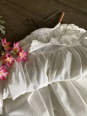 Antiguo vestido de bautizo hecho a mano con corazón madera y percha de alambre Foto 1 de 4