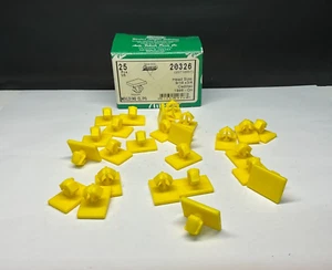 Clip de moldeo Auveco 20326, nailon amarillo, Cadilacc 1998-on Cantidad: 25 - Imagen 1 de 4