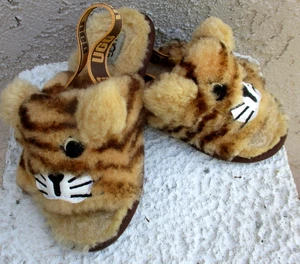 NUOVO SENZA ETICHETTE UGG ~ FLUFF YEAH SLIDE TIGER STUFFIE PANTOFOLE / SLIDES ~ 12 - Foto 1 di 8
