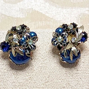 VINTAGE 1950s BLUE CLUSTER CLIP-ON EARRINGS – RHINESTONE & FAUX PEARL FLORAL - Picture 1 of 7