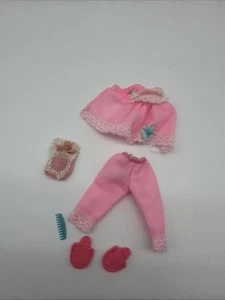 De colección Barbie TUTTI Pinky PJS~ Bebé y Bunting Zapatillas Peine Conjunto #3616 - Imagen 1 de 5