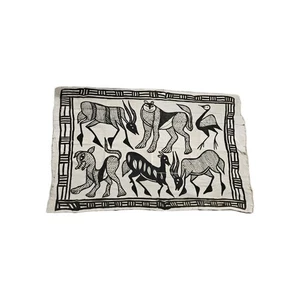 Ein alter afrikanischer Stammes Schlammtuch Teppich, handbemalt mit Tieren, aus Gambia - Bild 1 von 8