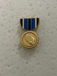 PIN SOMBRERO MEDALLA SERVICIO HUMANITARIO MEDIDAS 1 Y 1/8 PULGADAS - Imagen 1 de 1