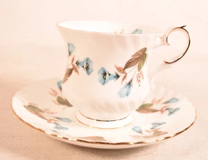 Elizabethan Fine Bone China 2834 Cup Saucer England Vintage - Picture 1 of 5