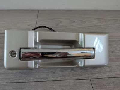 Isuzu Trooper 1995-2002 OEM puerta trasera maletero asa exterior conjunto dorado Foto 1 de 4