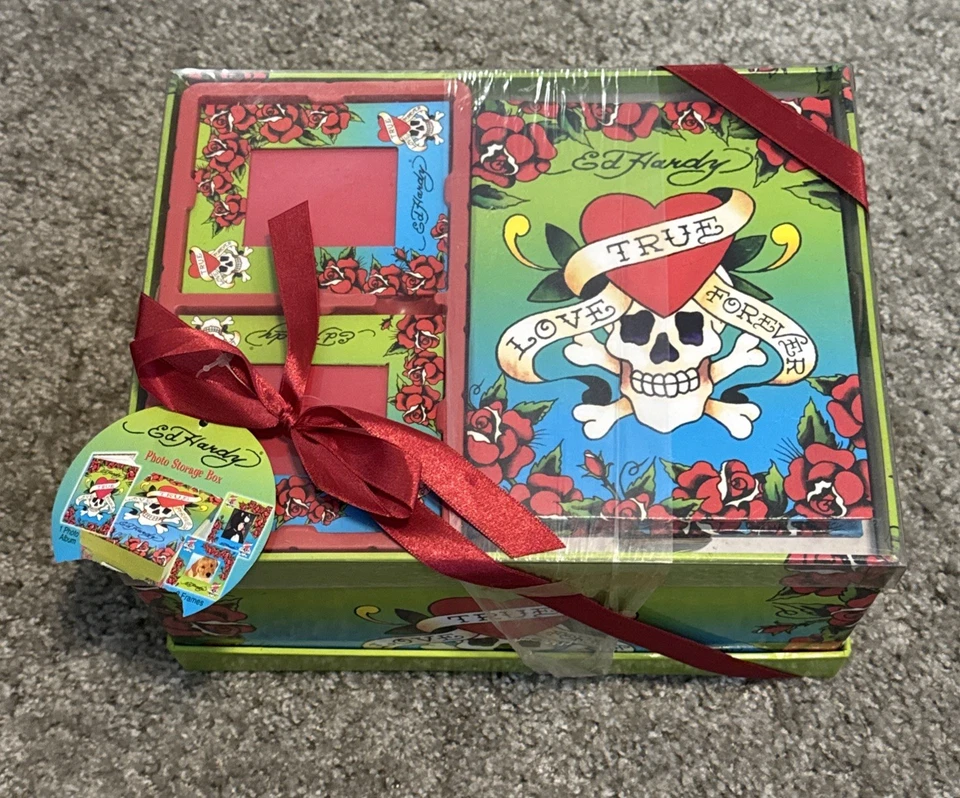 Nuevo de Lote Antiguo Ed Hardy Caja de Almacenamiento de Fotos (2 Marcos 1 Álbum) Caja Set de Regalo Y2K Cyber Vintage Foto 1 de 4