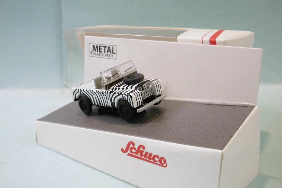 Schuco 1/87 (h0) 26517 Land Rover 88 " Safari "