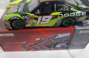 JEREMY MAYFIELD Nascar 1:24 scale 2003 SIGNED ON BOX INTREPID - Picture 1 of 7