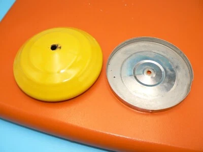 Tapa superior SOLO para tetera Le Creuset esmaltada en acero silbante 1,7 cuartos de galón Amarillo Foto 1 de 4