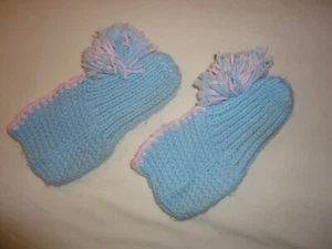 DAMEN HAUSSCHUHE SOCKEN ~ HANDGESTRICKT blau-rosa mit Bommeln Größe S - Bild 1 von 2