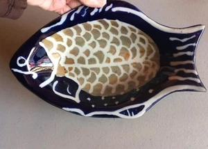 "Plato de pescado de cerámica azul de 10,25"" hecho a mano nuevo estado firmado" - Imagen 1 de 2