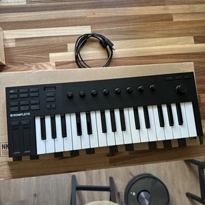 Native Instruments Komplete Kontrol M32 MIDI Keyboard Schwarz (KKM32BK) - Bild 1 von 5