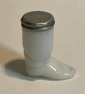 Vintage Milchglas Stiefelstreuer Glas mit Metalldeckel - 50er Jahre figürliche Neuheit - Bild 1 von 5