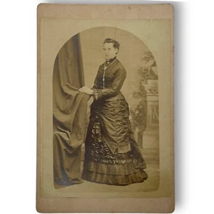 Fotografía de estudio de la década de 1890 mujer posando en elegante vestido victoriano - Imagen 1 de 1
